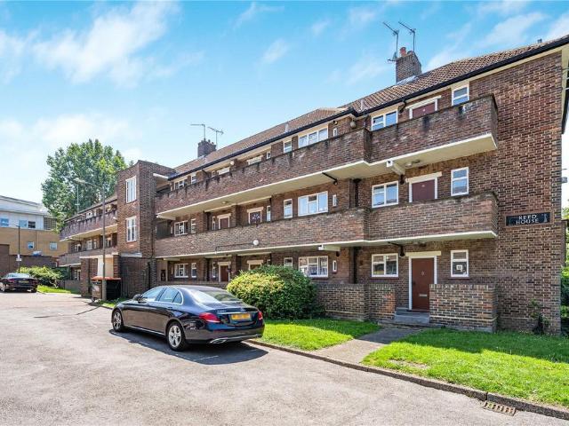 Flat for sale in Roehampton, Greater London