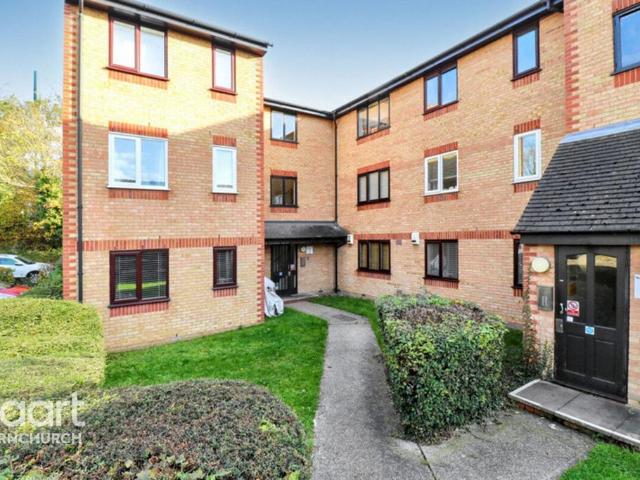 Flat for sale in Hornchurch, Greater London