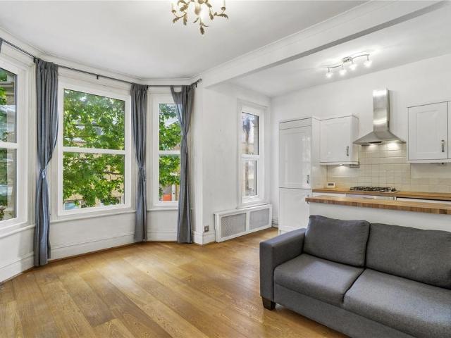 Flat for sale in Clapham Junction, Greater London