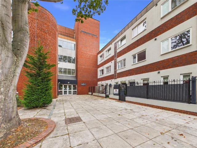 Flat for sale in Chipping Hill, Essex