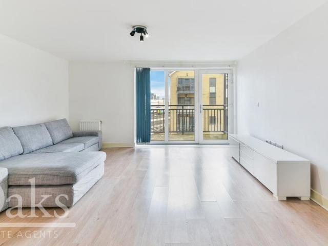 Flat for sale in London Borough of Croydon, South Norwood