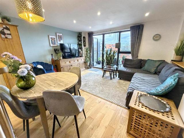Flat for sale in Maryland, Greater London