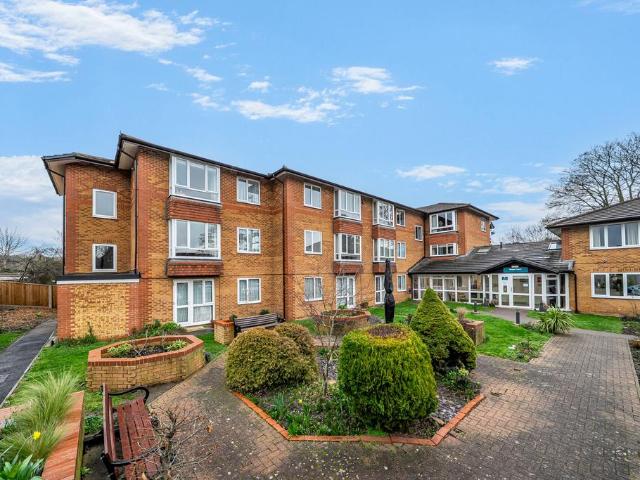 Flat for sale in Pinner, Greater London