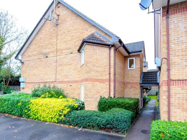 Flat for sale in North Watford, Hertfordshire