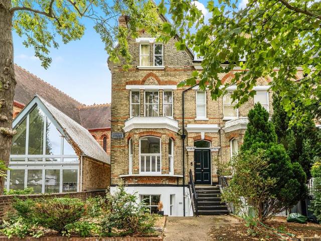 Flat for sale in Seething Wells, Greater London