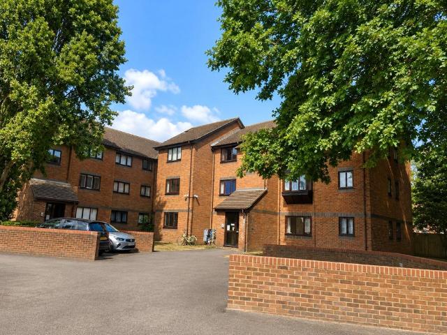 Flat for sale in Hayes, Greater London