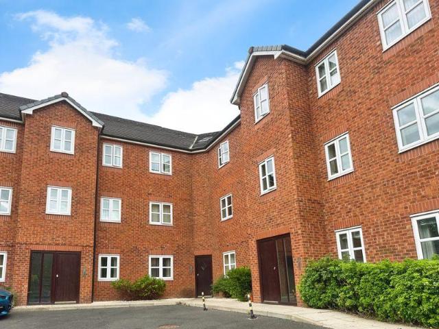 Flat for sale in Kirklees, Bury