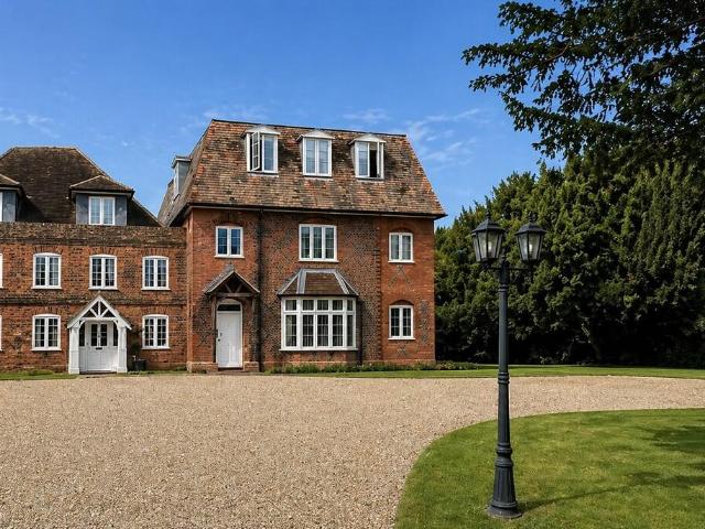 Flat for sale in Fobbing, Essex