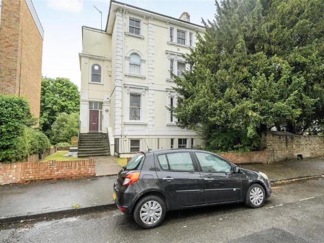 Flat for sale in Surbiton, Greater London