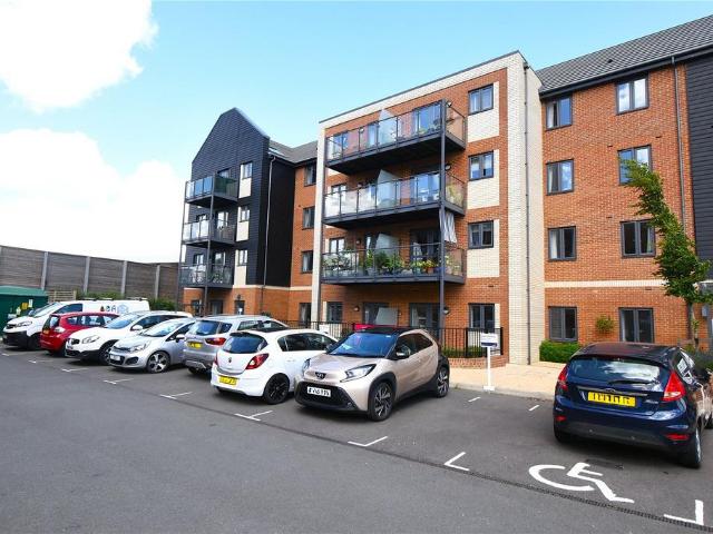 Flat for sale in Hart, Hampshire