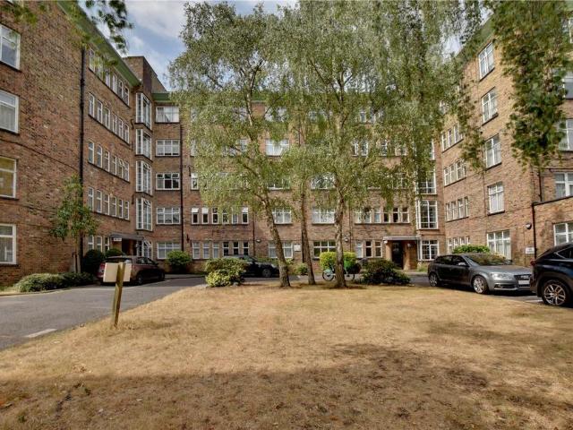 Flat for sale in London Borough of Lewisham, Blackheath