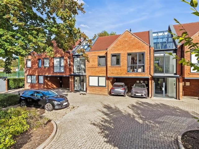 Flat for sale in London Borough of Croydon, Greater London