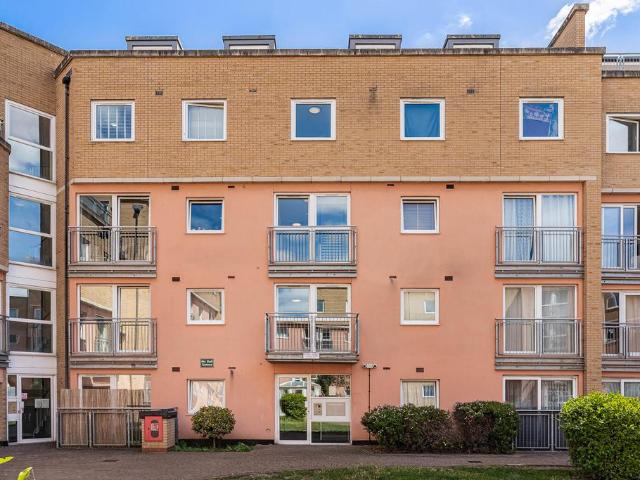 Flat for sale in London Borough of Hounslow, Greater London