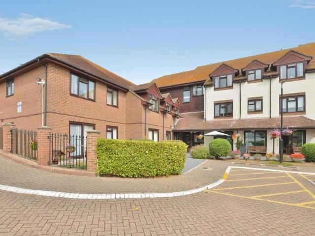 Flat for sale in Folkestone, Kent