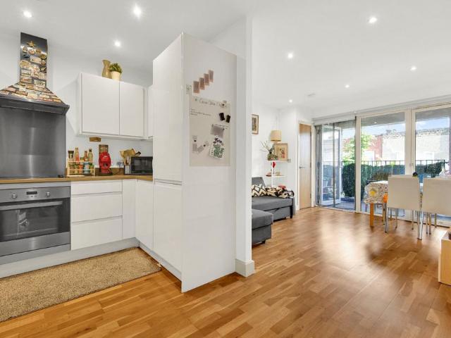 Flat for sale in Canning Town, Greater London