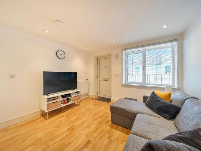 Flat for sale in Stockwell Park, Greater London