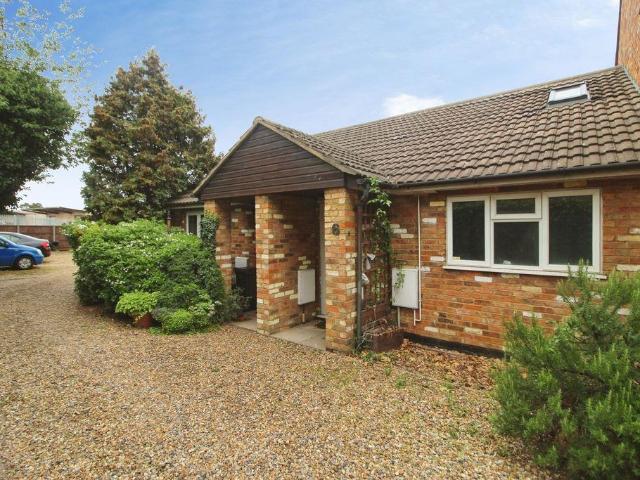 Flat for sale in Cauldwell, Bedford