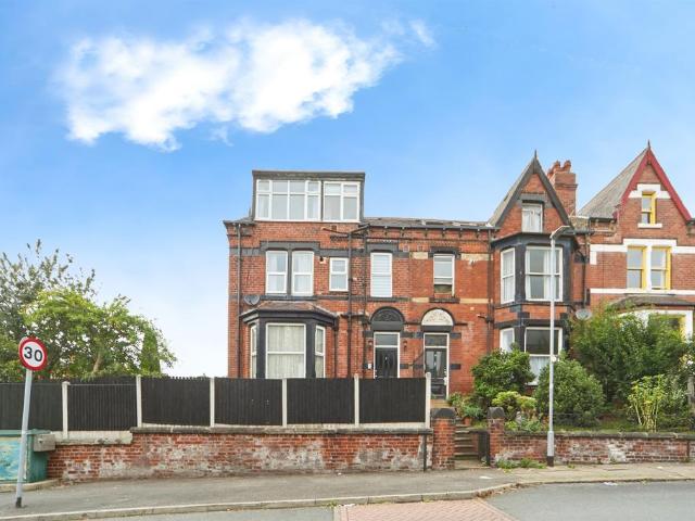 Flat for sale in Harehills, West Yorkshire
