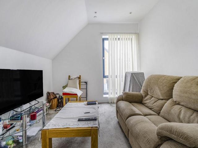Flat for sale in New Malden, Greater London