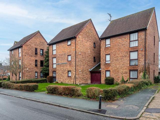 Flat for sale in St Albans, Five Acres
