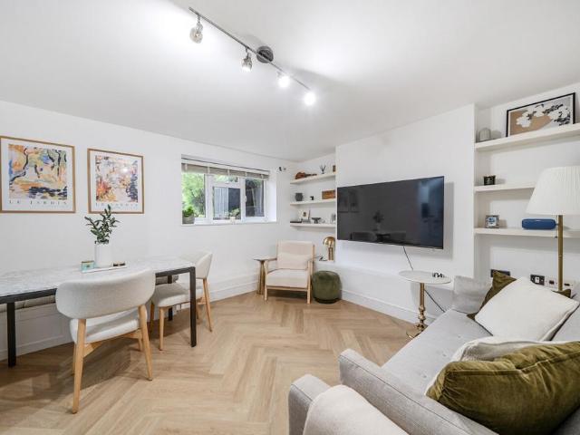 Flat for sale in West Hampstead, Greater London