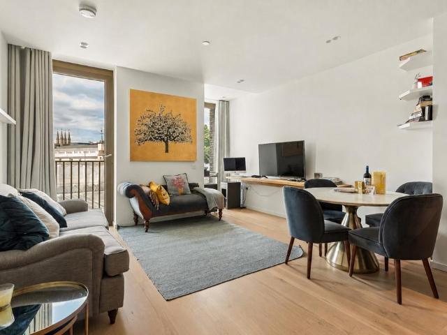 Flat for sale in West Smithfield, Lyons