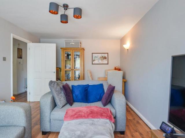 Flat for sale in Yeading, Greater London