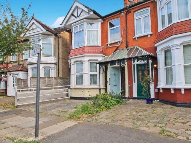 Flat for sale in Wealdstone, Greater London