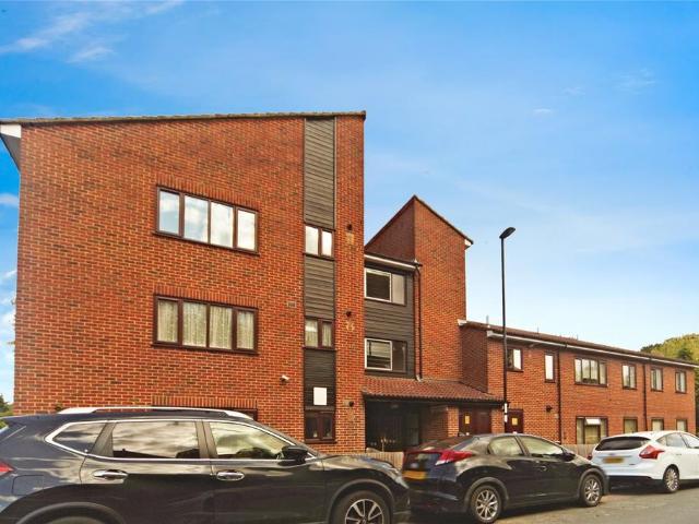 Flat for sale in London Borough of Croydon, Purley