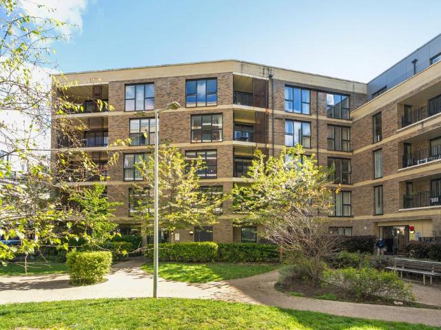 Flat for sale in Camberwell, Greater London