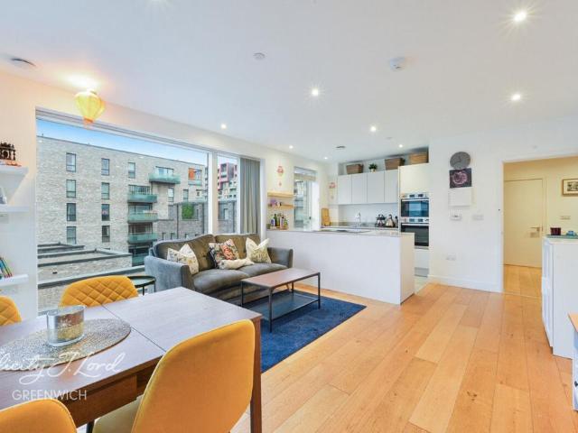 Flat for sale in East Greenwich, Greater London