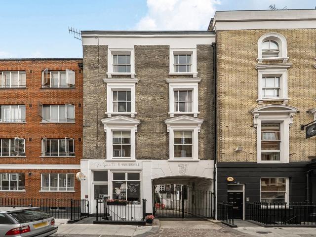 Flat for sale in Bayswater, Greater London