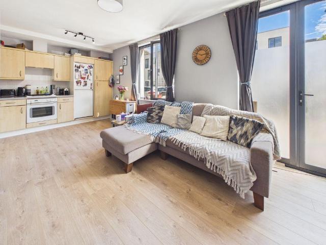Flat for sale in Hillview, Surrey