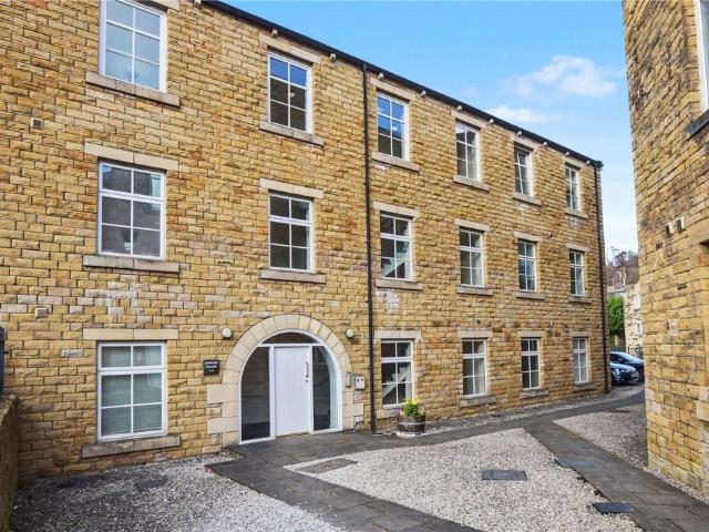 Flat for sale in Farsley, West Yorkshire