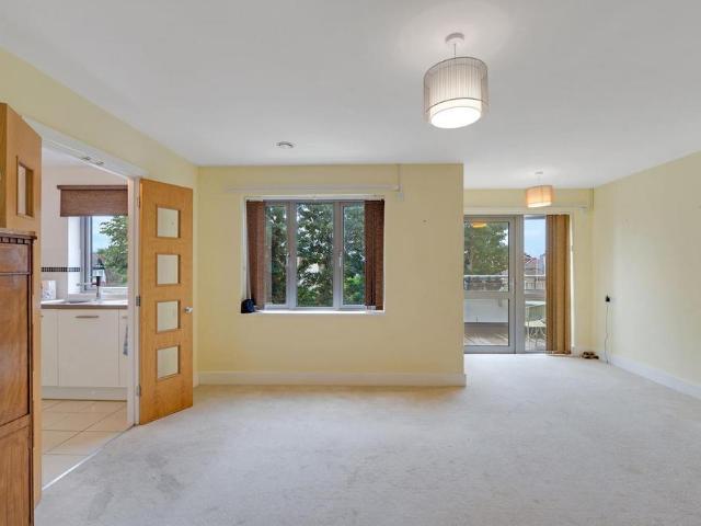 Flat for sale in London Borough of Merton, Merton Park