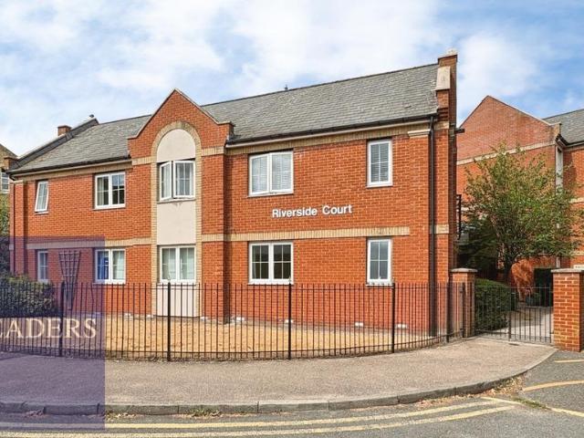 Flat for sale in Chipping Hill, Essex