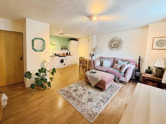 Flat for sale in West Yorkshire