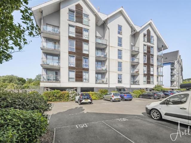 Flat for sale in Nangreaves, Wales