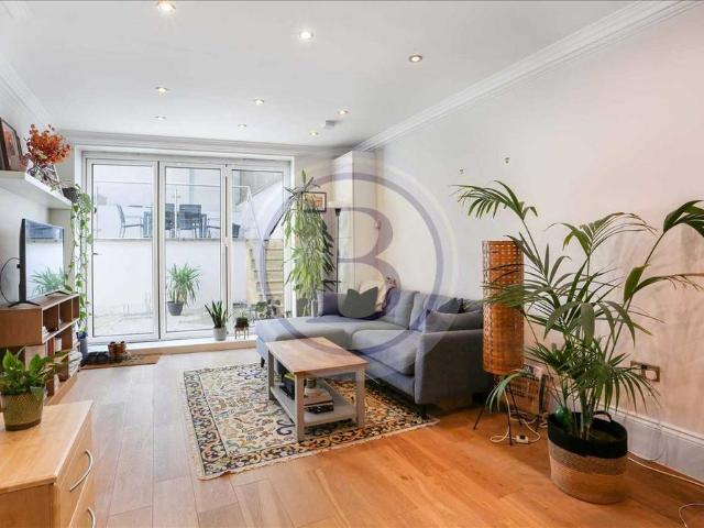 Flat for sale in Holloway, Greater London