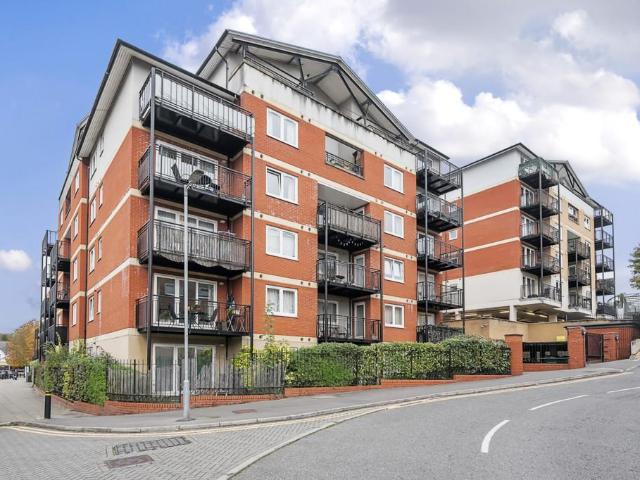 Flat for sale in Batchworth