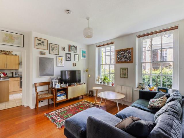 Flat for sale in Battersea, Greater London