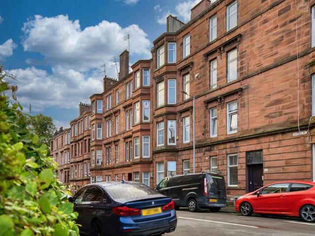 Flat for sale in Broomhill, Scotland