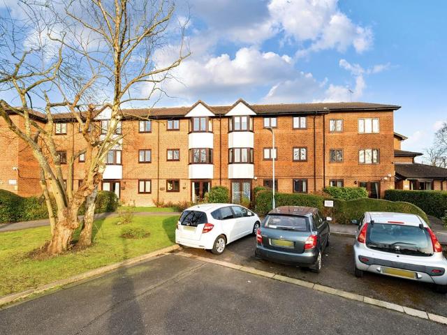 Flat for sale in Northwood, Greater London