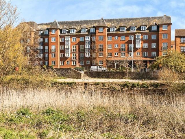 Flat for sale in Oxleaze, Gloucester