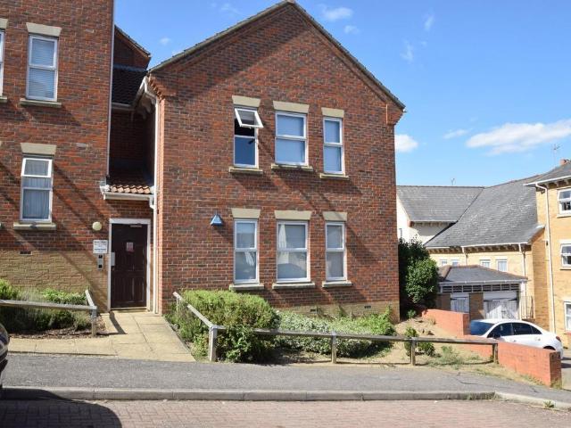 Flat for sale in Luton, Chatham