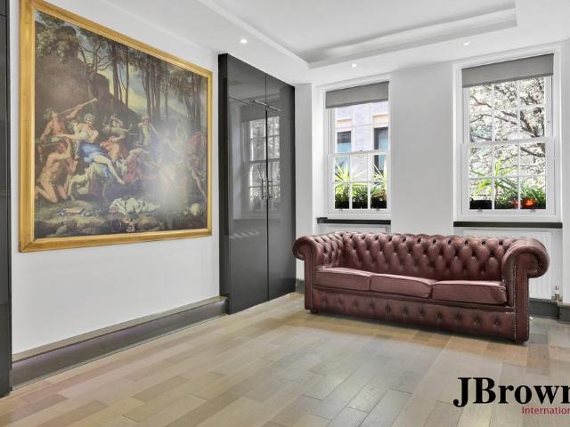 Flat for sale in Seven Dials, Bloomsbury
