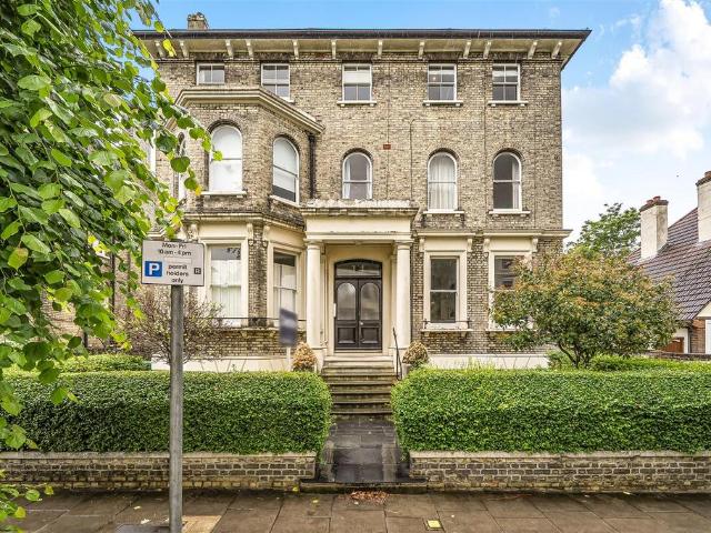 Flat for sale in Surbiton, Greater London