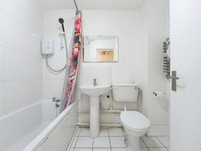 Flat for sale in London Borough of Hounslow, Heston