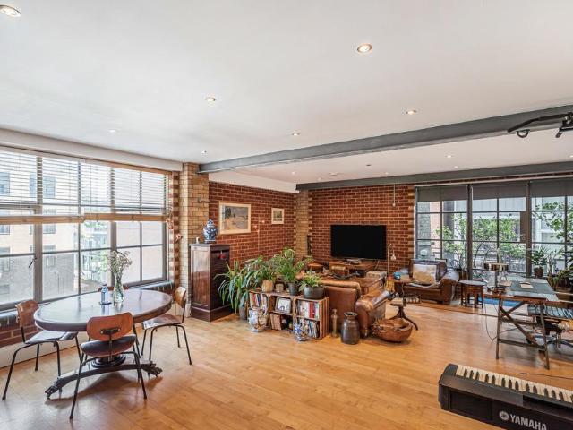 Flat for sale in Hoxton, Greater London