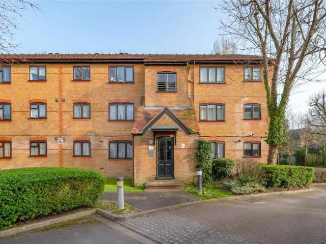 Flat for sale in Yiewsley, Greater London